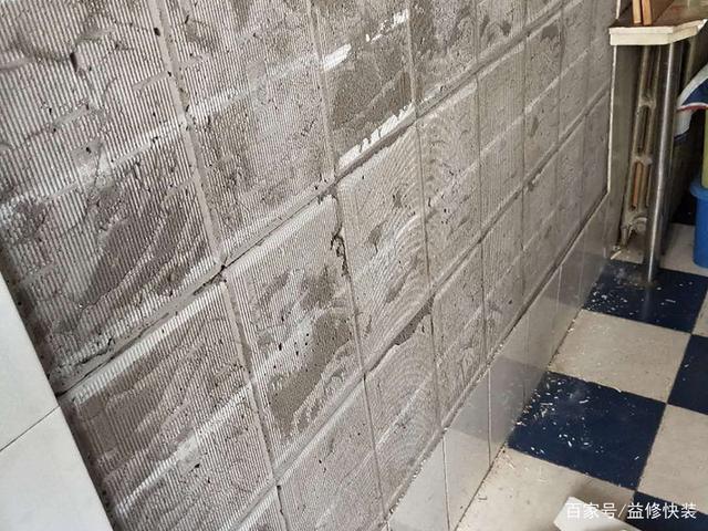 瓷砖没有贴好怎么敲掉(瓷砖没有贴到墙边怎么办)