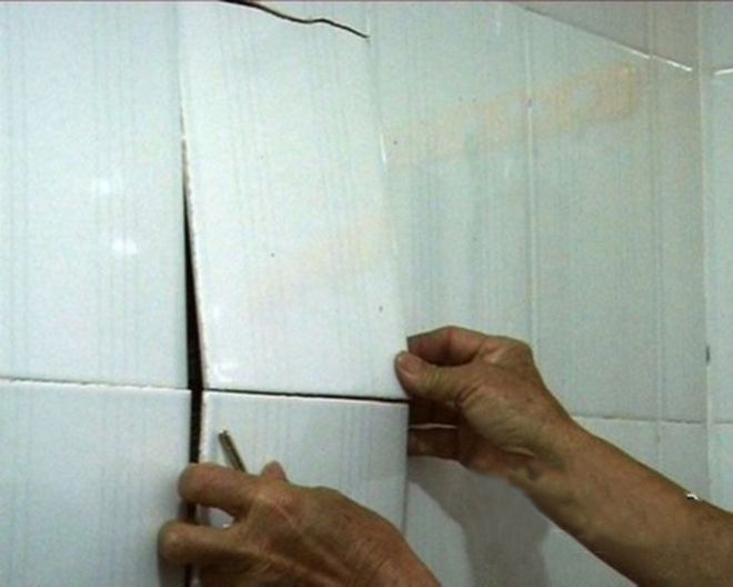 墙砖碎裂怎么补救(墙砖碎裂怎么补救图片)