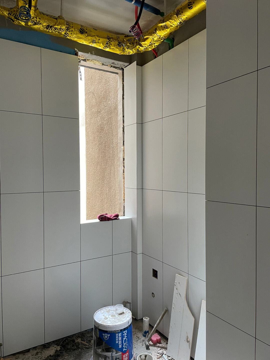 墙面瓷砖翘起来怎么处理比较好看(墙面瓷砖翘起来怎么处理比较好看呢)