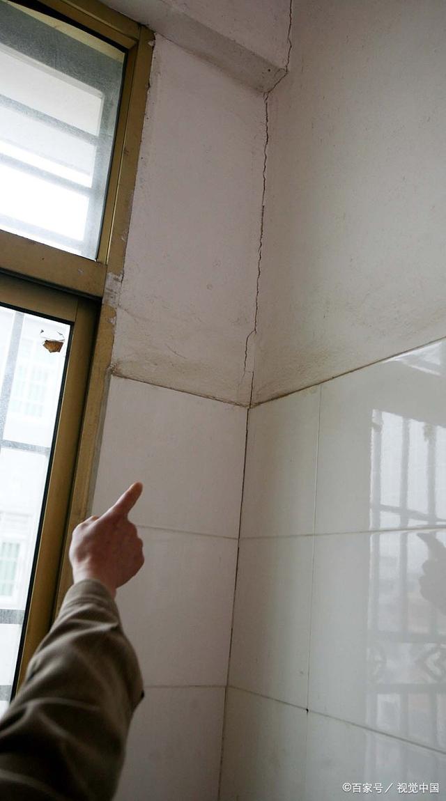 墙砖掉了是什么原因(墙砖掉了是什么原因水泥有裂缝怎么办)