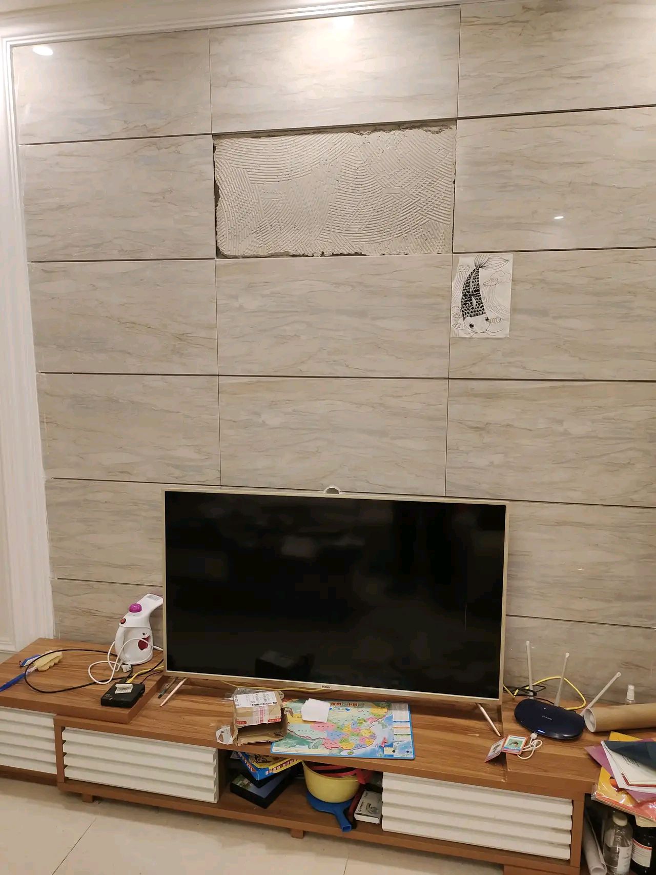 墙面砖坏了一块怎么能补进一块新的瓷砖里面(墙面砖坏了一块怎么能补进一块新的瓷砖里面呢)